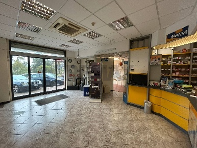 Foto Locale commerciale in Viale Aldo Moro 233/235, Favara di 230 m²