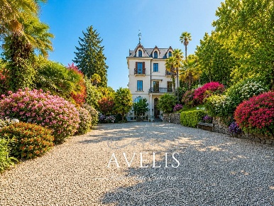 Foto Villa unifamiliare in Via Lugano 21, Luino Centro di 800 m² in vendita