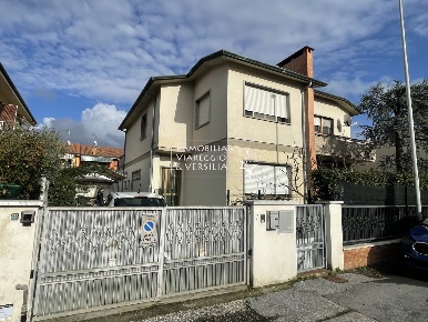 Foto Villa bifamiliare in via della Portichina, Viareggio di 270 m²