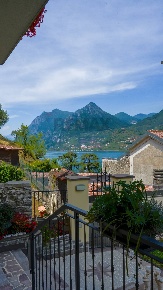 Foto Appartamento in Via Carzano 58, Monte Isola Carzano di 70 m²