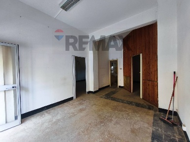 Foto Negozio a Cairo Montenotte Centro di 70 m² con 1 locali in vendita