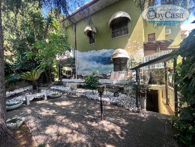 Foto Villa unifamiliare a Guidonia Montecelio di 250 m² con 8 locali