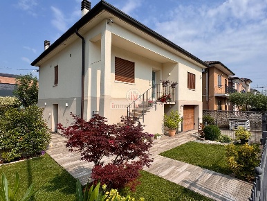 Foto Casa indipendente in VIA ROMA 52, Lonigo Centro di 196 m² con 8 locali