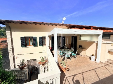 Foto Appartamento a Massa Centro di 120 m² con 4 locali in vendita