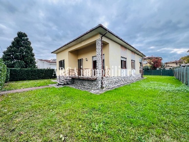 Foto Villa unifamiliare a Pietrasanta di 200 m² con 7 locali in vendita