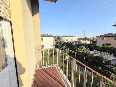 Foto Appartamento a Massa Marina di Massa Centro di 120 m² con 6 locali
