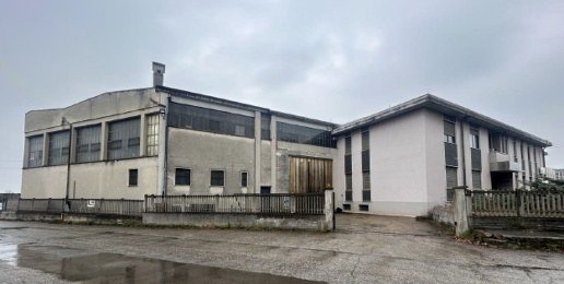 Foto Capannone industriale a Beinasco Centro di 2200 m² con 10 locali