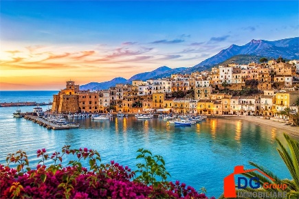 Foto Locale commerciale a Castellammare del Golfo di 170 m² con 4 locali