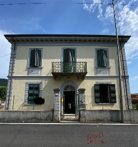 Foto Villa unifamiliare a Massarosa Bozzano, Quiesa di 250 m² con 7 locali