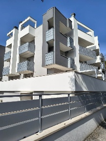 Foto Appartamento in VIA PO, Senigallia di 89 m² con 4 locali in affitto