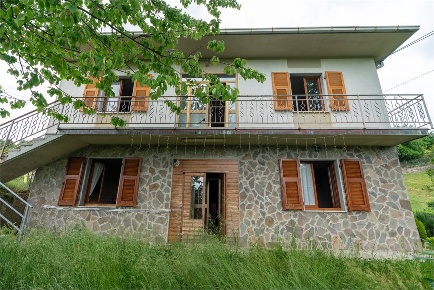 Foto Casa indipendente a Zeri Valditermine di 246 m² con 9 locali
