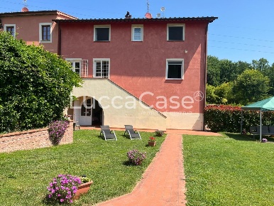 Foto Villa a schiera a Capannori Gragnano - Lappato di 180 m² con 5 locali