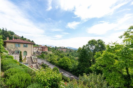 Foto Casa indipendente in Via Belvedere 37, Montevecchia Centro di 391 m²