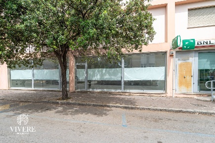 Foto Locale commerciale in via San Ponziano, Carbonia Centro di 200 m²