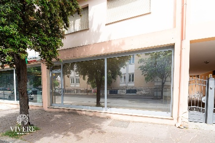 Foto Locale commerciale in via San Ponziano, Carbonia Centro di 100 m²