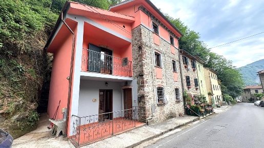 Foto Casa indipendente a Lucca Brancoleria di 150 m² con 5 locali
