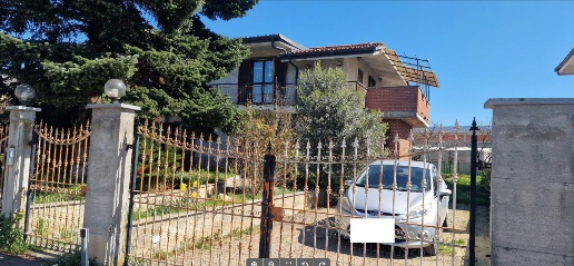 Foto Villa bifamiliare a Frossasco Centro di 232 m² con 8 locali in vendita