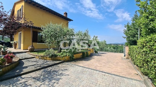 Foto Villa unifamiliare a Santa Maria a Monte Centro di 190 m² con 6 locali