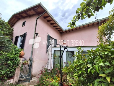 Foto Casa indipendente a Massa Centro di 142 m² con 5 locali in vendita