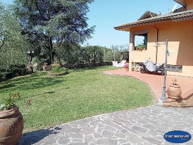Foto Villa unifamiliare a Massarosa Piano di Mommio di 240 m² con 9 locali