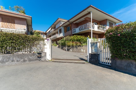 Foto Appartamento in Via Nazionale 32, Aci Castello di 101 m² con 4 locali