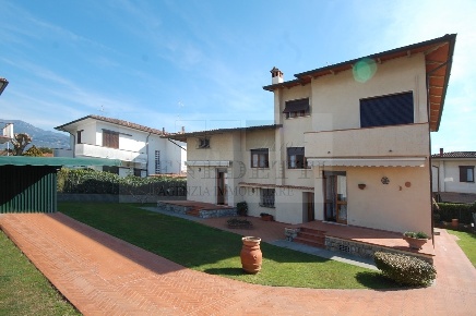 Foto Villa unifamiliare in Via delle Erbe, Pietrasanta di 250 m² in vendita