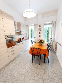 Foto Appartamento in Via Lauro de Bosis 32, Viareggio di 65 m² con 3 locali