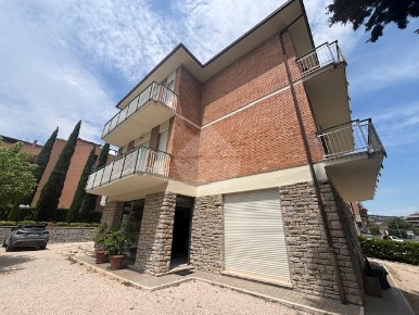 Foto Appartamento in Via della Mdonna Alta, Perugia di 130 m² con 5 locali
