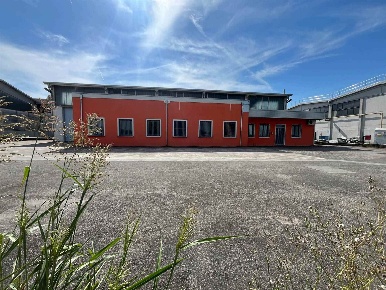 Foto Capannone industriale a Suzzara di 1300 m² con 7 locali in affitto