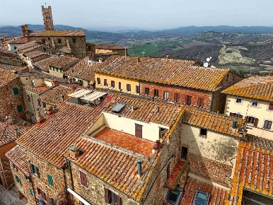Foto Appartamento in Via Gazzei, Radicondoli Centro di 220 m² con 7 locali