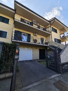 Foto Villa a schiera a Aci Catena Centro di 210 m² con 10 locali in vendita