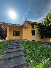 Foto Casa indipendente a Guastalla Centro di 300 m² con 15 locali