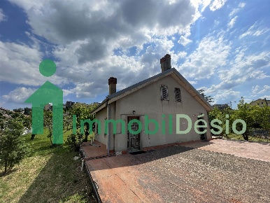 Foto Villa unifamiliare a Potenza Centro di 90 m² con 8 locali in vendita