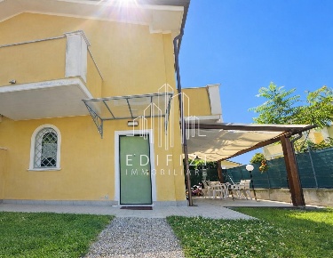 Foto Villa a schiera a Massa Rinchiostra - Quercioli di 90 m² con 4 locali