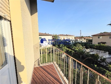 Foto Appartamento a Massa Marina di Massa Centro di 120 m² con 6 locali