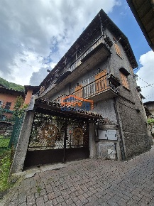 Foto Case semi ndipendenti a Primaluna Centro di 330 m² con 15 locali