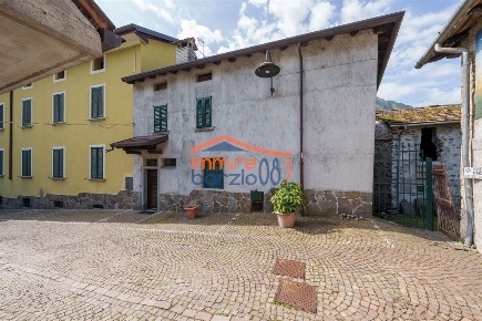 Foto Case semi ndipendenti a Taceno di 83 m² con 6 locali in vendita