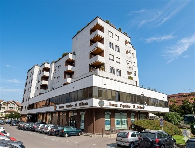 Foto Box in Piazza Alcide De Gasperi, Saronno di 51 m² con 1 locali