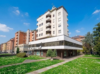 Foto Box in Piazza Alcide De Gasperi, Saronno di 51 m² con 1 locali