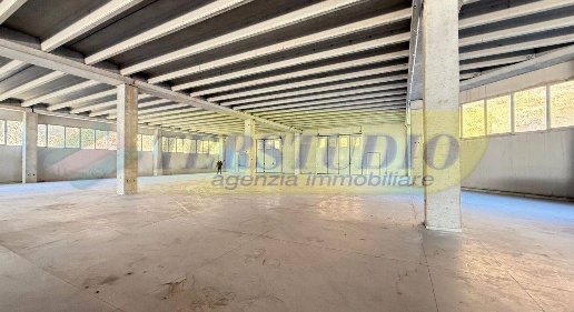 Foto Capannone industriale in Via Sant' Egidio snc, Lecco Laorca di 2728 m²
