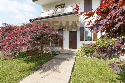 Foto Case semi ndipendenti a Calusco d'Adda di 150 m² con 5 locali