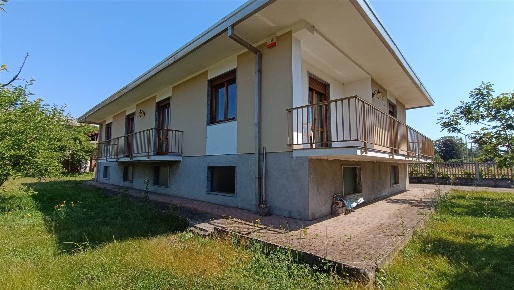 Foto Villa unifamiliare a Fontaneto d'Agogna di 507 m² con 6 locali