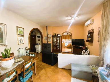 Foto Casa indipendente a Montemurlo Fornacelle di 220 m² con 8 locali