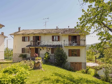 Foto Case semi ndipendenti a Montefiorino di 171 m² con 8 locali in vendita