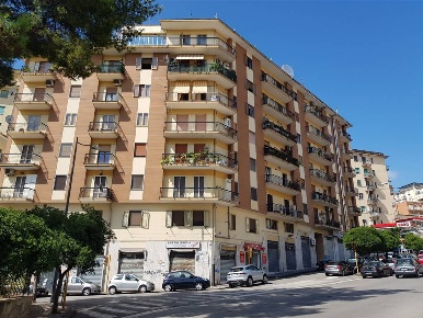 Foto Negozio in via Vocca 47, Salerno Carmine di 132 m² in vendita