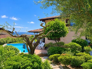 Foto Villa unifamiliare a Meina Ghevio di 250 m² con 6 locali in vendita