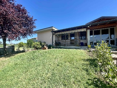 Foto Case semi ndipendenti a Bagnolo San Vito San Biagio di 123 m²