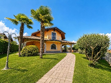 Foto Villa unifamiliare a Paruzzaro Centro di 350 m² con 5 locali