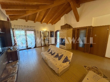 Foto Villa bifamiliare a Vajont di 200 m² con 10 locali in vendita