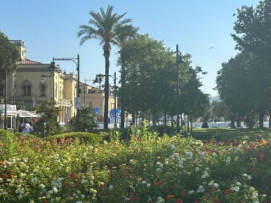 Foto Locale commerciale a Olbia Baratta di 430 m² con 4 locali in vendita